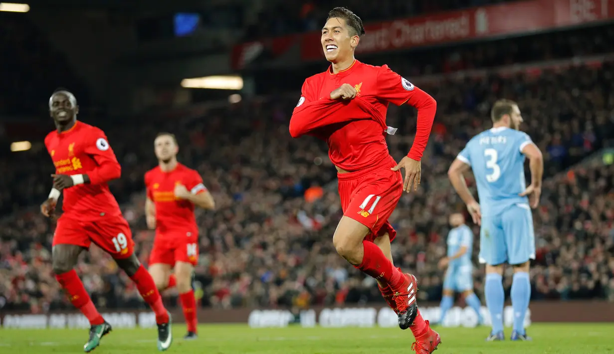 Penyerang Liverpool, Roberto Firmino melakukan selebrasi usai mencetak gol ke gawang Stoke City pada pertandingan Liga Inggris di Anfield, Liverpool, (28/12). Liverpool menang telak atas Stoke dengan skor 4-1. (Reuters/Darren Staples)