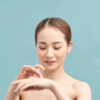 Seorang wanita menggunakan body lotion. (makistock/depositphotos.com)