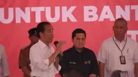 Presiden Joko Widodo (Jokowi) menyerahkan bansos beras ke sejumlah keluarga penerima manfaat (KPM) di Kabupaten Maros, Sulawesi Selatan, Kamis (22/2/2024). (Dok Bulog)