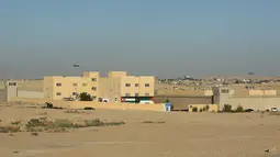 Suasana di luar pusat rehabilitasi di Zarqa, 30 kilometer timur Amman, Yordania (11/7). Zarqa merupakan kota dengan penduduknya berjumlah 437.000 jiwa  pada tahun 2005. (AFP Photo/Khalil Mazraawi)
