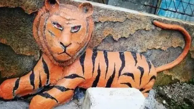 6 Potret Patung Hewan Sedang Duduk Ini Nyeleneh, Bingung