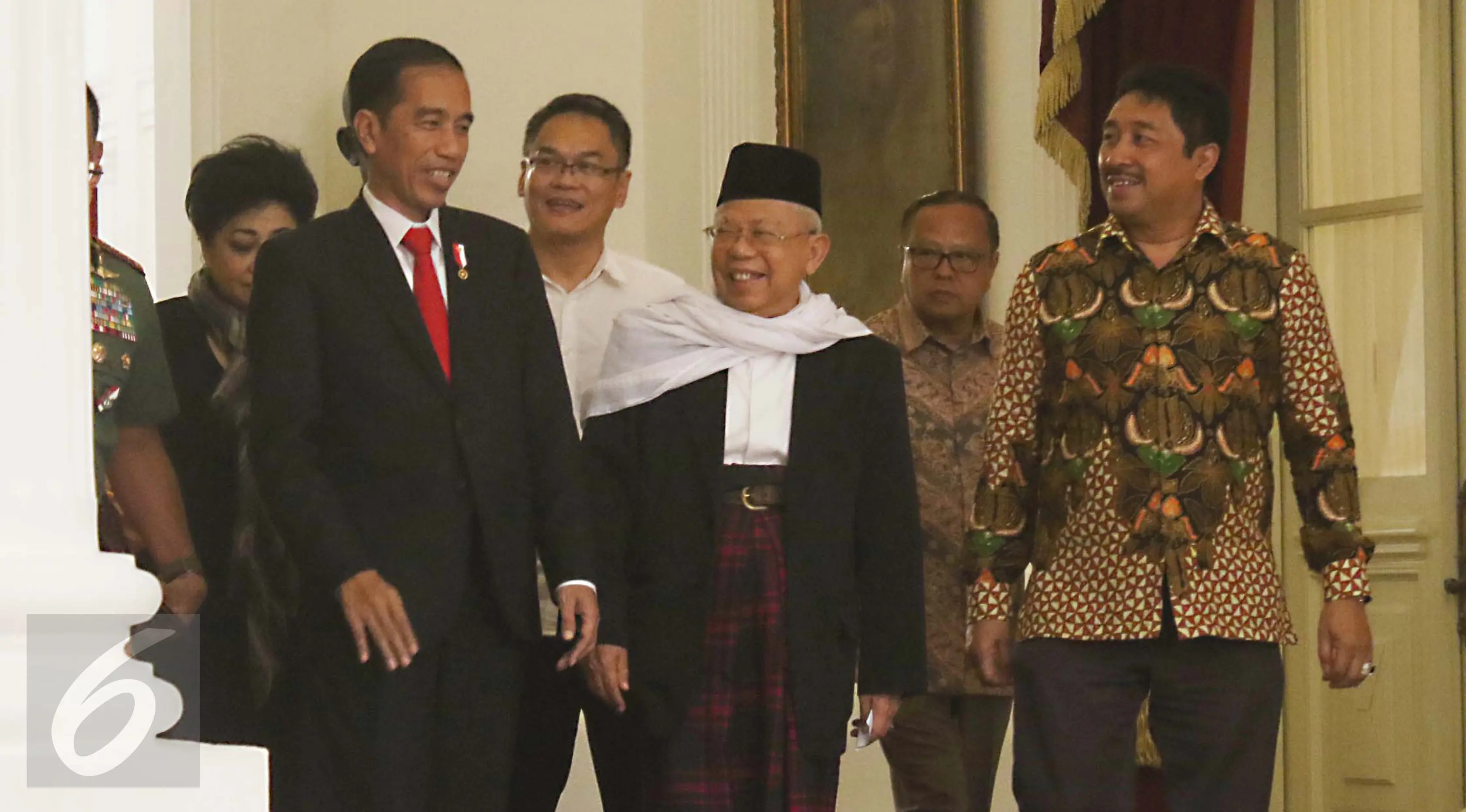 Presiden Jokowi saat menerima delapan tokoh dari organisasi lintas agama di Istana Merdeka, Jakarta, Selasa (16/5). Perwakilan organisasi yang hadir antara lain PBNU, Muhammadiyah, MUI, Wali Gereja Indonesia, PGI dan lainnya. (Liputan6.com/Angga Yuniar)