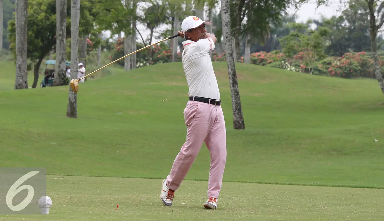 Wamenlu A M Fachir saat ikut dalam Asean Charity Golf Tournament 2 di Damai Indah Golf, Tangerang, Minggu (16/10). Tunamen Golf ini bertujuan untuk membumikan dan memasyarakatkan ASEAN. (Liputan6.com/Herman Zakharia)