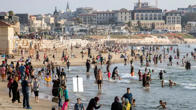 Warga Israel Libur Lebaran di Laut Mediterania