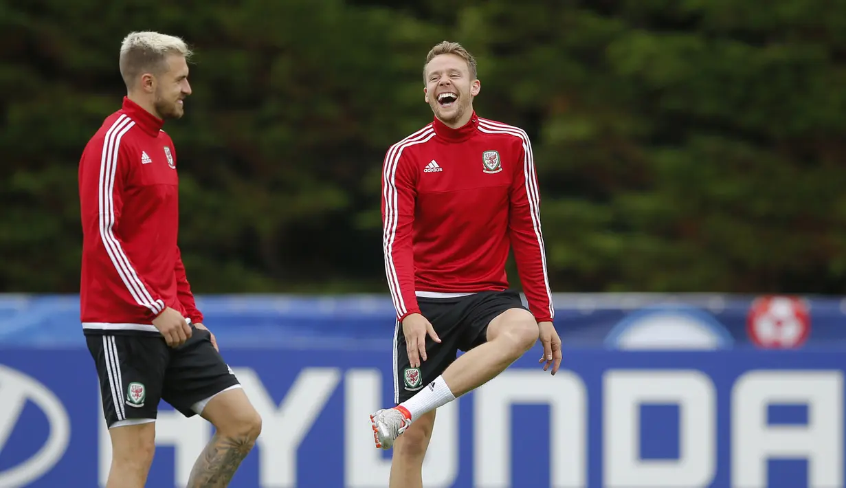 Aaron Ramsey dan Chris Gunter bercengkrama saat sesi latihan timnas Wales di di OSEC Stadium, Dinard, Lyon, Prancis. (5/7/2016). (REUTERS/Stephane Mahe)