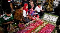 Sekjend Suluh Kebangsaan Alissa Wahid ketika ziarah ke makam Gus Dur di Jombang, Jawa Timur, Rabu (20/2). Kegiatan ini dalam rangkaian Jelajah Kebangsaan. (Liputan6.com/Johan Tallo)