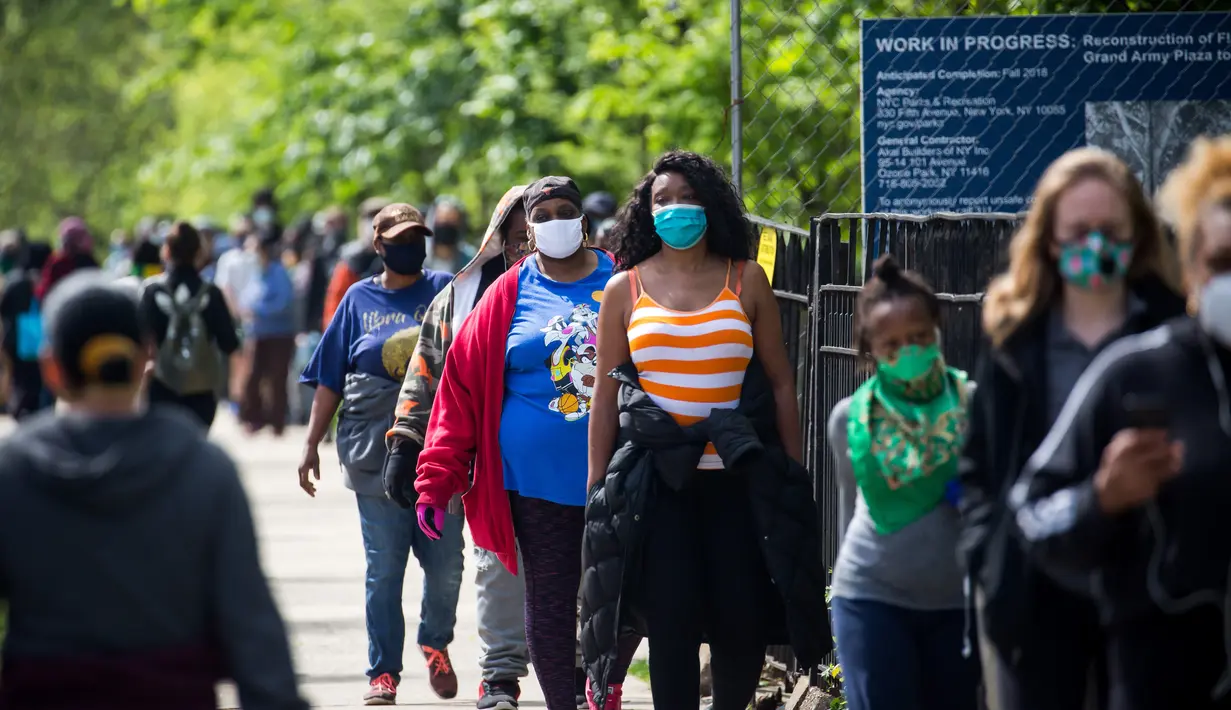 Orang-orang mengantre mendapatkan masker gratis di Prospect Park di wilayah Brooklyn di New York, Amerika Serikat (3/5/2020). New York City (NYC) akan membagikan lebih dari 100.000 penutup wajah secara gratis di taman-taman di seluruh kota itu mulai 2 hingga 5 Mei. (Xinhua/Michael Nagle)