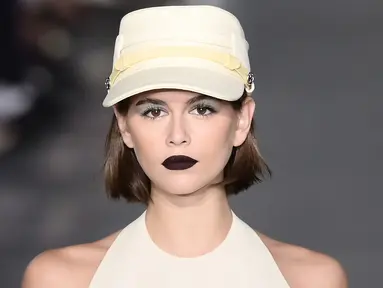 Model Kaia Jordan Gerber mengenakan busana Spring Summer 2020 koleksi Max Mara Spring Summer 2020 di Milan, Italia (19/9/2019). Putri Cindy Crawford ini tampil mengenakan ansambel yang hampir identik dalam berbagai warna. (AFP Photo/Marco Bertorello)