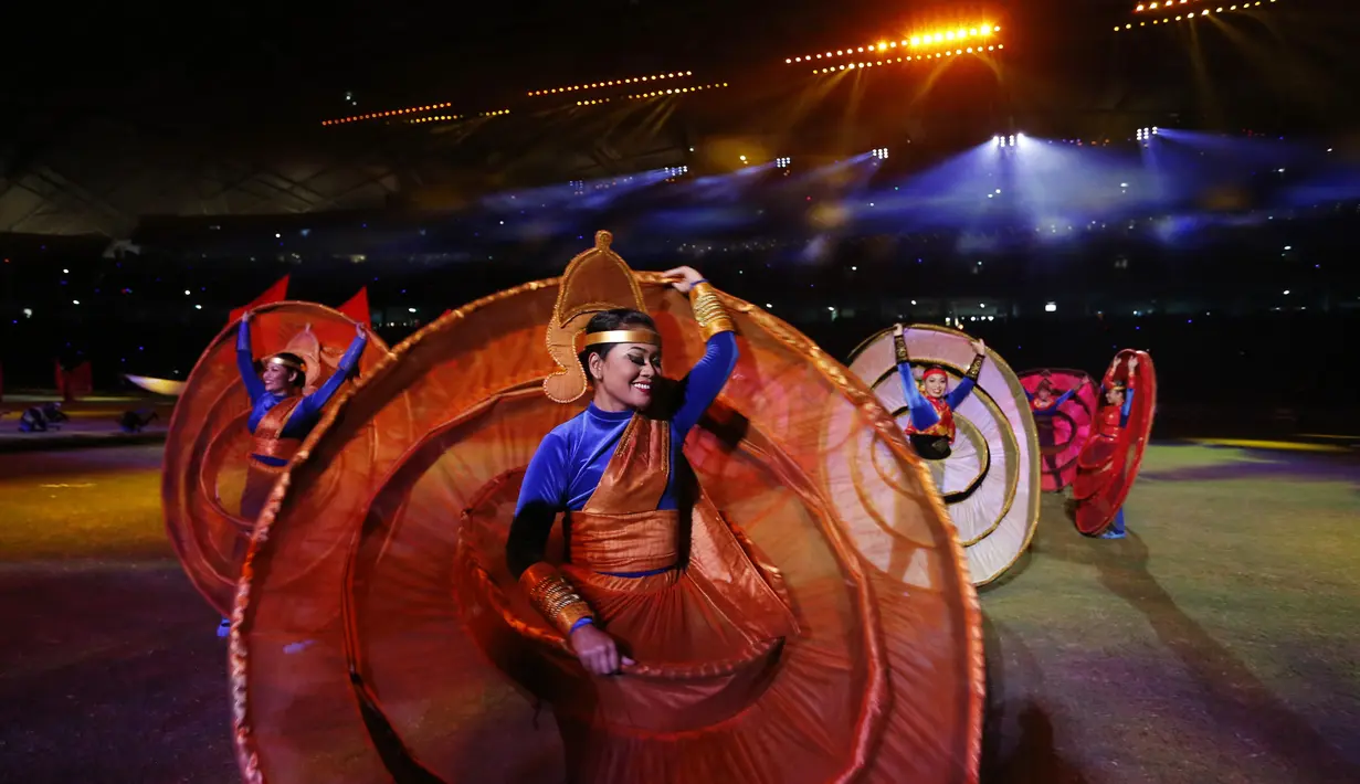 Tarian tradisonal yang diperlihatkan sejumlah penari kian memeriahkan pesta penutupan SEA Games 2015. (Reuters)