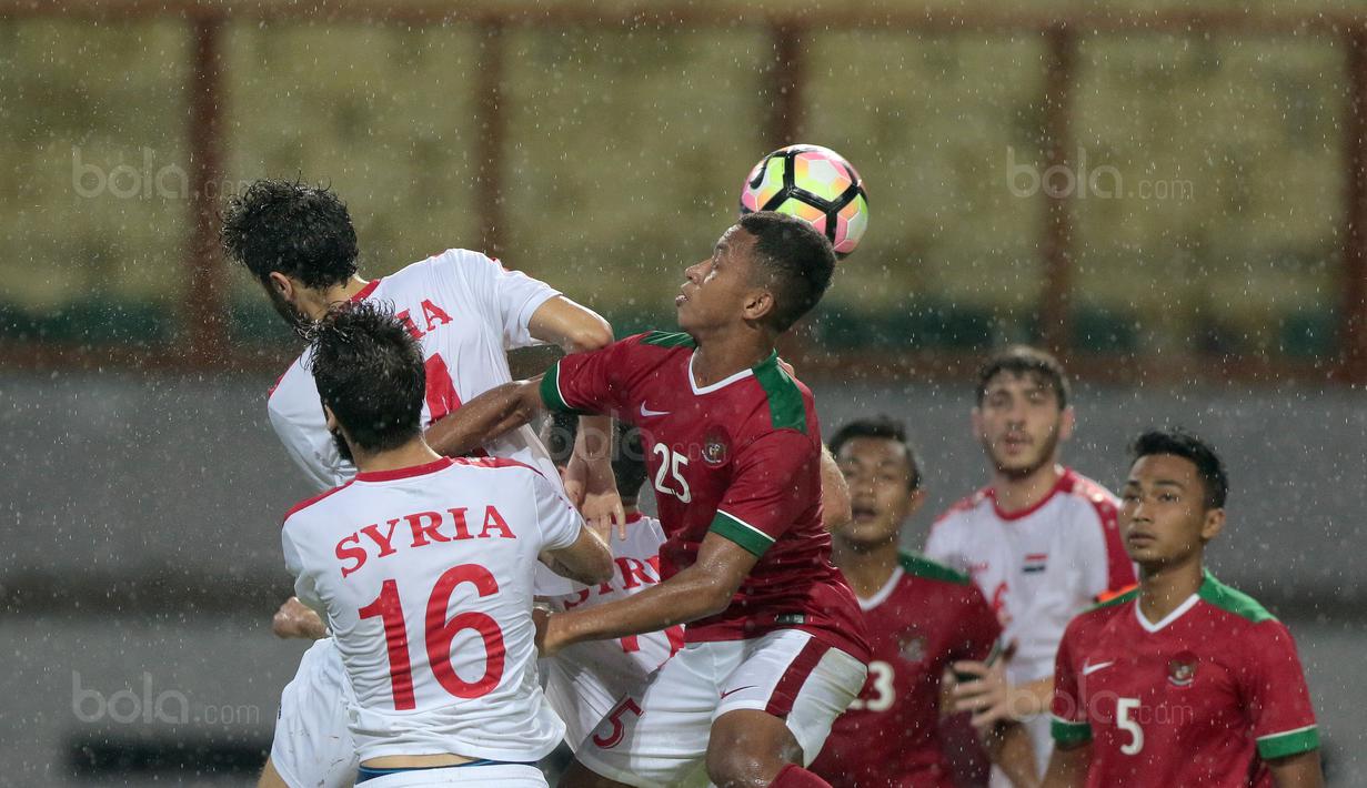 Pemain Timnas Indonesia U-23, Osvaldo Haay berebut bola dengan pemain Suriah U-23 pada laga persahabatan di Stadion Wibawa Mukti, Bekasi, Rabu (16/11/2017). Indonesia kalah 2-3. (Bola.com/NIcklas Hanoatubun)