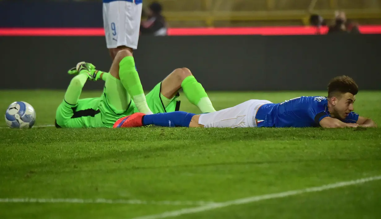 Pemain Italia, Stephan El Shaarawy saat terjatuh pada laga persahabatan melawan Rumania di Stadion Renato Dall'Ara, Bologna, Rabu (18/11/2015) dini hari WIB. (AFP Photo/Giuseppe Cacace)