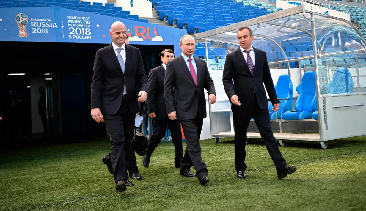 Presiden Rusia, Vladimir Putin bersama Presiden FIFA, Gianni Infantino dan gubernur wilayah Krasnodar, Veniamin Kondratyev mengunjungi Stadion Fisht, salah satu venue Piala Dunia 2018, di Sochi, Kamis (3/5). (Alexei Nikolsky, Sputnik, Kremlin Pool via AP)