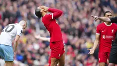 Reaksi bek Liverpool Virgil van Dijk saat menghadapi   Crystal Palace pada pekan ke-33 Liga Inggris 2023/2024 di Anfield, Minggu (14/4/2024). (AP Photo/Jon Super)
