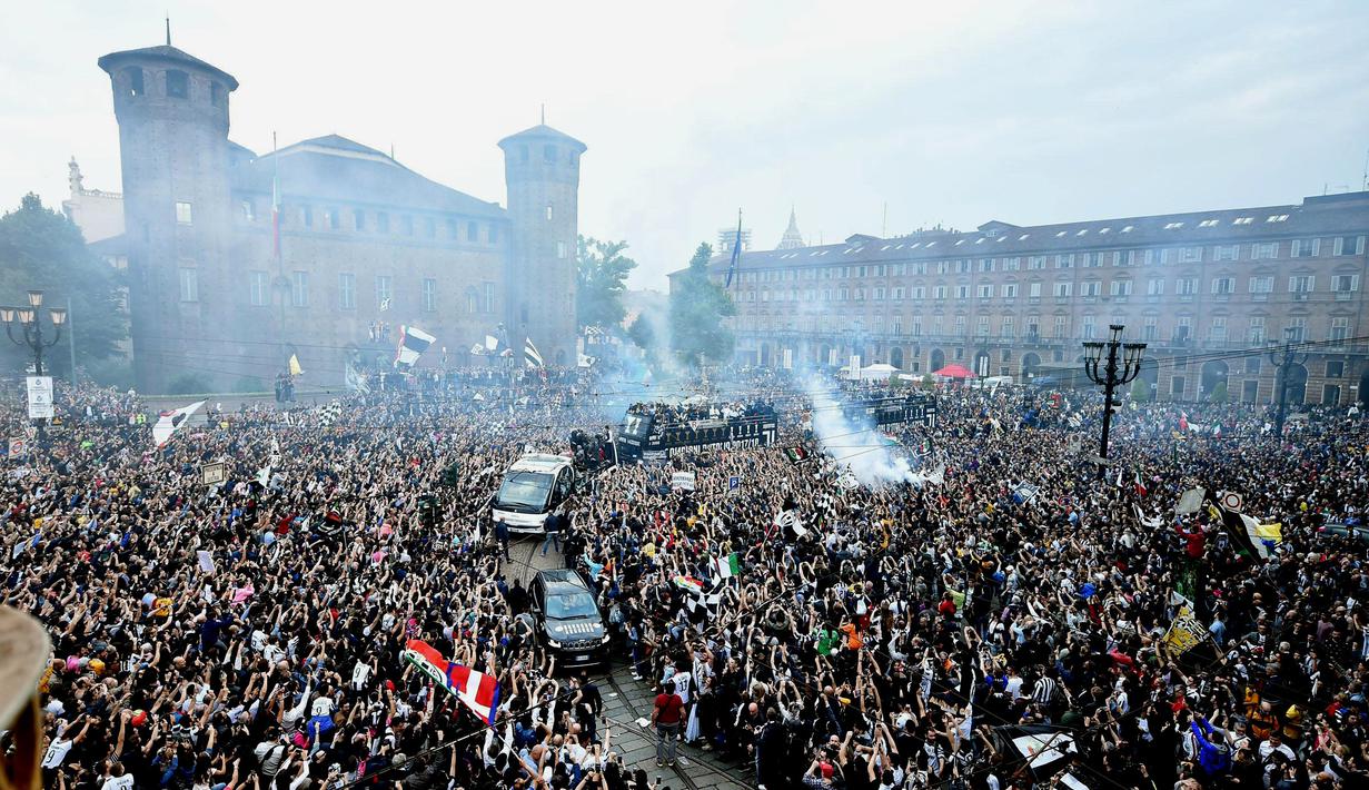 Sambutan meriah dari fans Juventus untuk timnya pada parade keberhasilan meraih trofi di Turin, Italia, (19/5/2018). Juventus  meraih gelar Seri A tujuh kali secara beruntun. (Alessandro Di Marco/ANSA via AP)