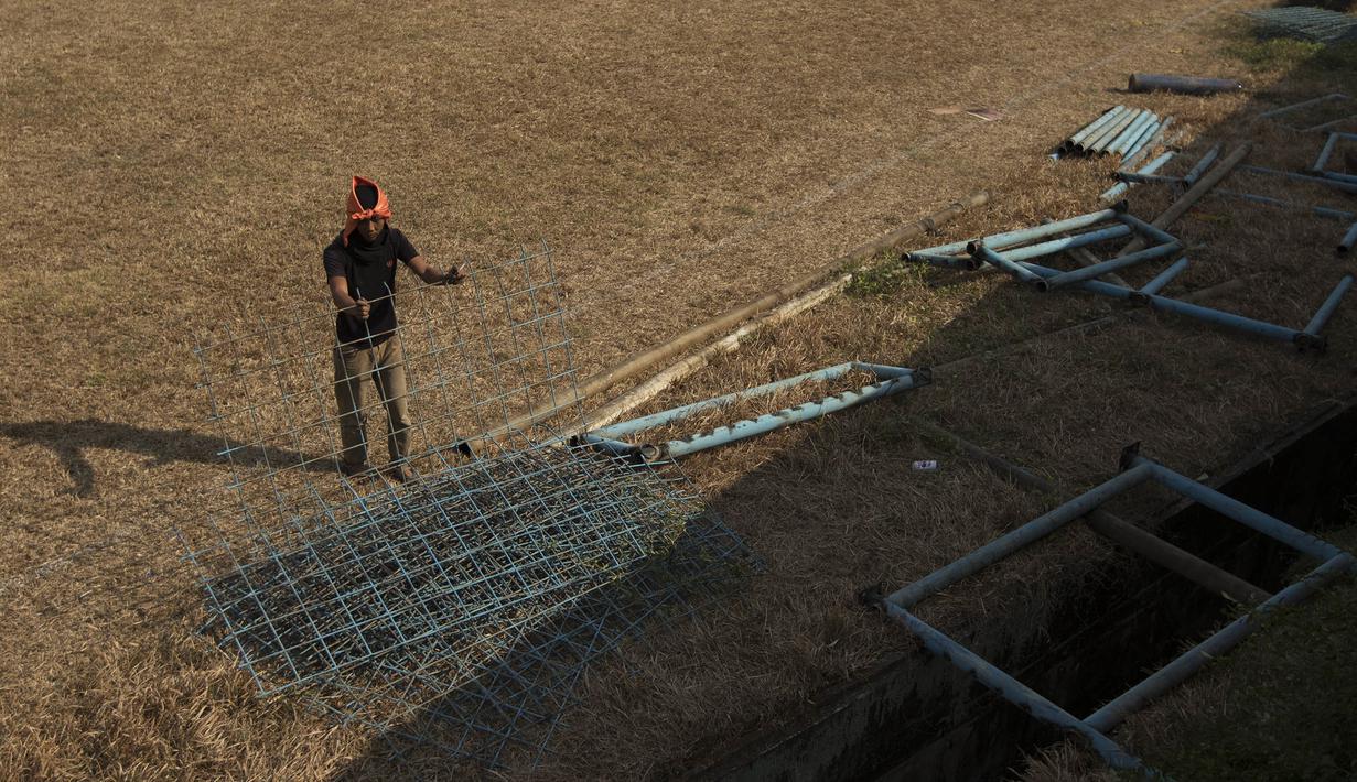 Pekerja melakukan proses pembongkaran Stadion Lebak Bulus, Jumat (24/7/2015). (Bola.com/Vitalis Yogi Trisna)