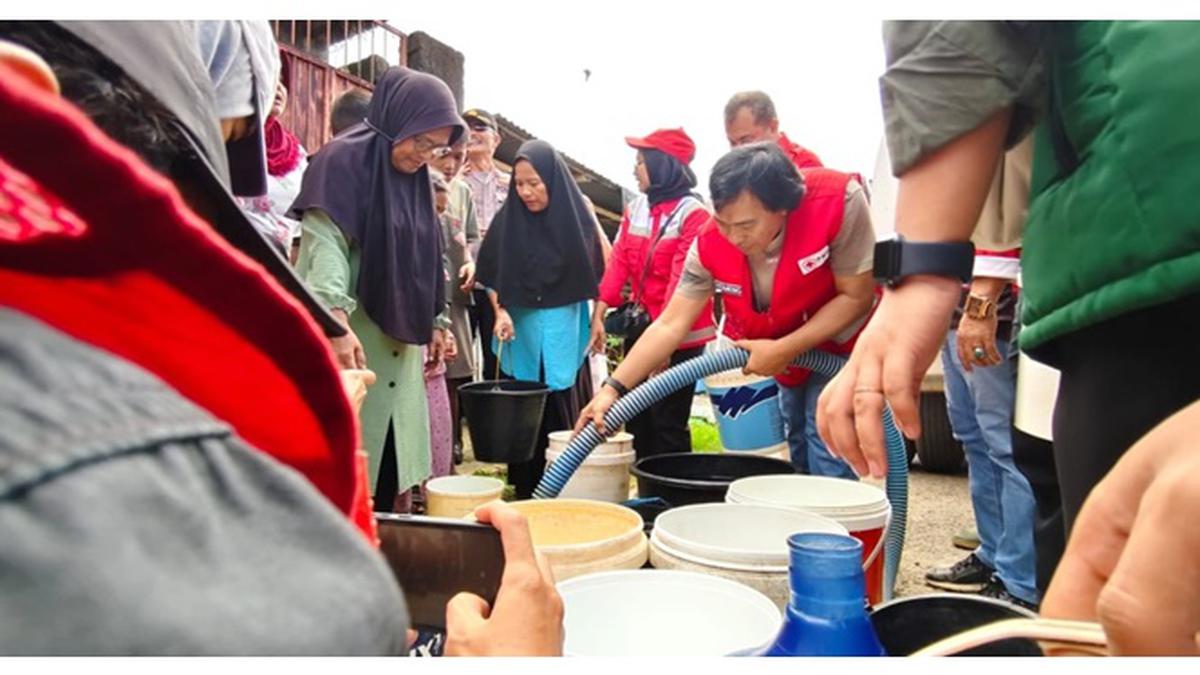 6 Potret Komeng Jadi Relawan di Padang, Hibur Korban Banjir dengan Canda Khasnya