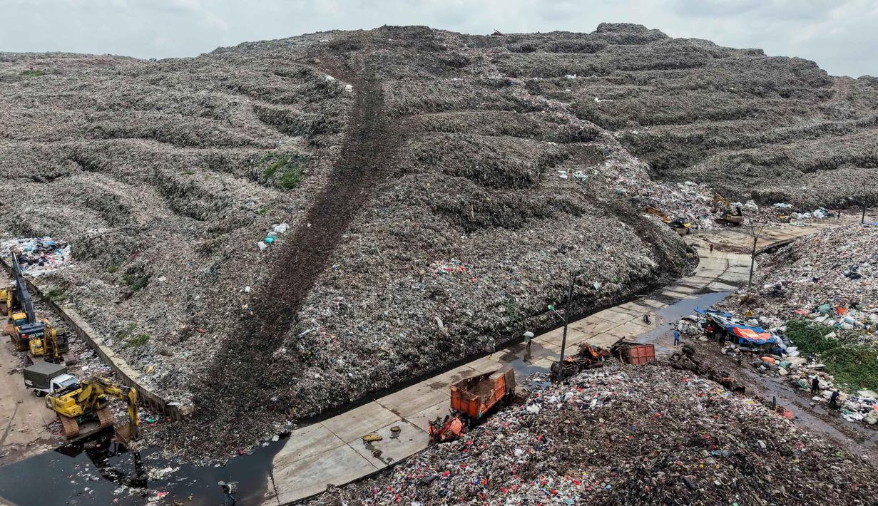 Hingga Senin (9/3/2026) sore WIB, tim pencari dan penyelamat gabungan telah mengevakuasi enam korban tewas akibat longsoran di Zona 4 TPST Bantargebang, Kota Bekasi, yang terjadi pada Minggu 8 Maret 2026. Tampak foto udara menunjukkan Tempat Pembuangan Sampah Terpadu (TPST) Bantargebang setelah longsor, Bekasi, Jawa Barat, pada Senin 9 Maret 2026. (BAY ISMOYO/AFP)