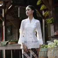 Salah satu momen memperlihatkan penyanyi jebolan Indonesian Idol itu tampil mengenakan kebaya kartini dengan detail bordiran cantik berwarna putih. Penampilannya kian manis dengan tatanan rambut half updo. [@keisyalevronka].