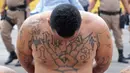 Anggota geng antara Mara Salvatrucha dan Barrio 18 berkumpul di penjara di Ciudad Barrios, El Salvador, 28 Maret 2022. Anggota geng Mara Salvatrucha dan Barrio 18 ditahan setelah meningkatnya angka pembunuhan yang terjadi selama akhir pekan lalu. (EL SALVADOR'S PRESIDENCY PRESS OFFICE/AFP)