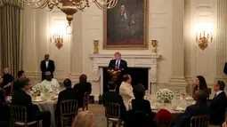 Presiden AS, Donald Trump memberikan sambutan saat acara buka puasa bersama di Ruang Makan Negara di Gedung Putih, Senin (13/5/2019). Buka bersama yang dikemas layaknya jamuan makan malam sesuai tradisi Barat itu mengundang duta besar negara-negara berpenduduk mayoritas muslim. (REUTERS/Leah Millis)