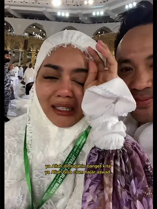 Air mata selalu mengalir ketika mengingat banyak kemudahan dan keajaiban terjadi pada dirinya. "MashaAllah kita ngerasain banget diberi banyak keajaiban serta kemudahan bahkan sampe sekarang, setiap inget air mata masih mengalir saking bersyukurnya.." sambung Janet. [Instagram/jenitajanet]