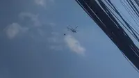 Helikopter bubarkan massa bentrok di Tanah Abang (dok. Merdeka.com)