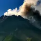 Gunung Merapi mengeluarkan awan panas guguran. (twitter BPPTG)