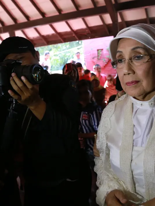 Sebelum akad digelar, Nani yang berada di kerumunan tamu undangan sontak merasa panik mencari Ajip. Namun Conny Sutedja, selaku sahabat yang terus berada di sisi Nani berusaha menenangkannya. (Adrian Putra/Bintang.com)