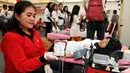 Petugas mengambil darah pendonor saat acara Donor Darah Taruna Merah Putih di Bundaran HI, Jakarta, Minggu (29/3/2015). Acara donor darah diadakan serentak di 25 kota di tanah air bertujuan membudayakan aksi donor darah. (Liputan6.com/Panji Diksana)