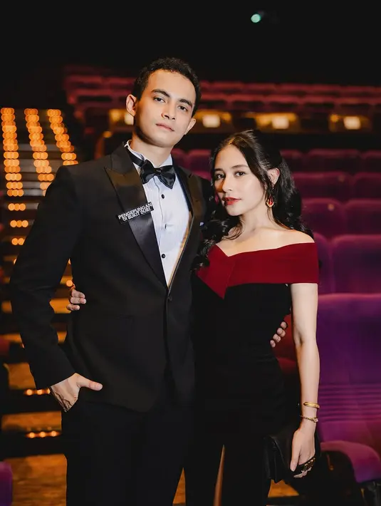 Sebagai pasangan sineas, Prilly Latuconsina dan Omara Esteghlal saling support satu sama lain. Kali ini giliran Prilly Latuconsina yang mengapresiasi karya film terbaru Omara Esteghlal di film Pengepungan di Bukit Duri [@prillylatunconsina96]