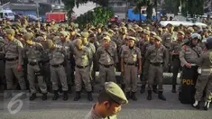 Gabungan TNI, polisi dan Satpol PP menggelar apel sebelum eksekusi penertiban permukiman di Pasar Ikan, Penjaringan, Jakarta, Senin (11/4). Sebanyak 4.218 personel gabungan dikerahkan untuk mengamankan proses penertiban itu. (Liputan6.com/Gempur M Surya)