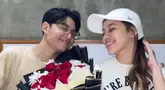 Frislly Herlind dan Kiesha Alvaro terpaut usia 5 tahun. Ditemui wartawan saat hadiri gala premiere film Kutukan Sembilan Setan, Frislly ungkap jika keputusannya untuk mengakhiri hubungan bukan karena usia, melainkan ada hal lainnya. Artis kelahiran 1999 itu juga menambahkan jika Kiesha adalah orang ayng dewasa dan bisa mengimbangi dirinya dan juga keluarganya. (Liputan6.com/IG/kiesha_frislly)