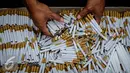 Sejumlah batang rokok ilegal diperlihatkan petugas saat rilis rokok ilegal di Kantor Direktorat Jenderal Bea Cukai, Jakarta, Jumat (30/9). Rokok ilegal ini diproduksi oleh mesin dengan total produksi 1500 batang per menit. (Liputan6.com/Faizal Fanani)