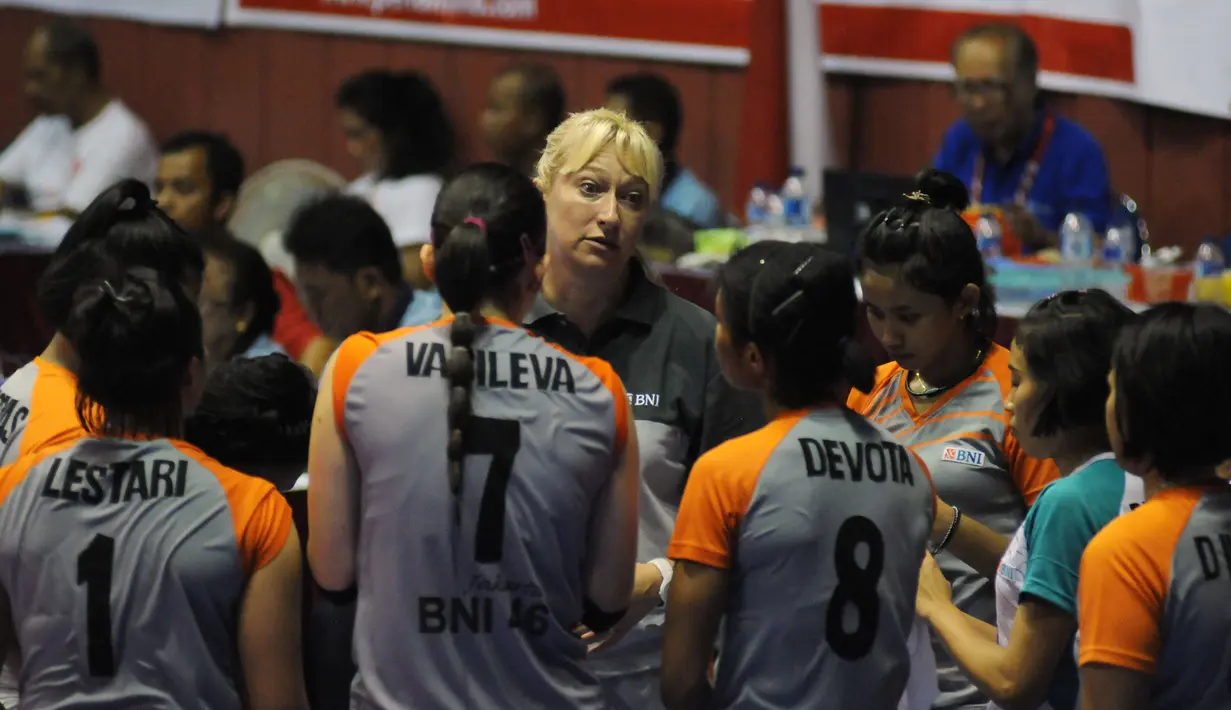 Pelatih tim putri Jakarta BNI 46, Svetlana Ilic (hadap lensa) memberikan arahan pada timnya saat laga melawan Jakarta PGN Popsivo di putaran kedua Pertamina Proliga 2015 di Hall A Senayan, Jakarta, Minggu (21/3/2015). (Liputan6.com/Helmi Fithriansyah)