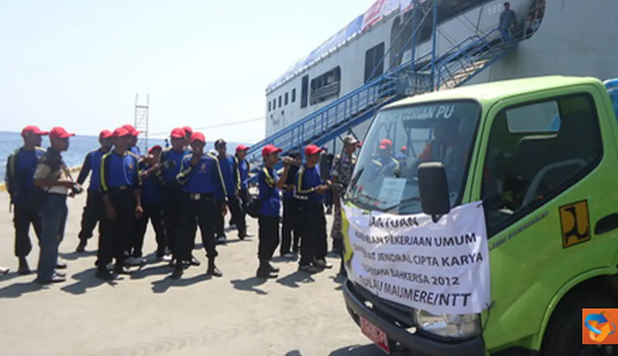 Citizen6, Jakarta: Kapal perang jenis LPD yang dikomandani Letkol Laut (P) Suratun  mendukung pelaksanaan Bhakesra itu tengah menurunkan bahan bantuan untuk disalurkan ke beberapa pulau kecil di Indonesia. (Pengirim: Dispenkolinlamil)