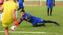 Maklum, Felipe Americo memang menggenjot program latihan kiper Arema FC setelah hasil buruk yang diraih di Piala Menpora 2021. Refleks dan fisik kiper terus diperbaiki dalam sesi latihan. (Foto Bola.com/Iwan Setiawan)
