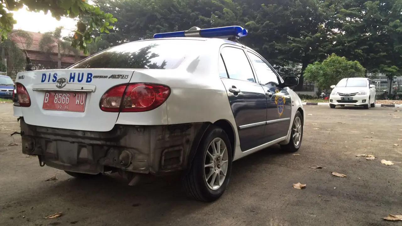 Takut Diderek, Uber Car Seruduk Mobil Patroli di Kasablanka