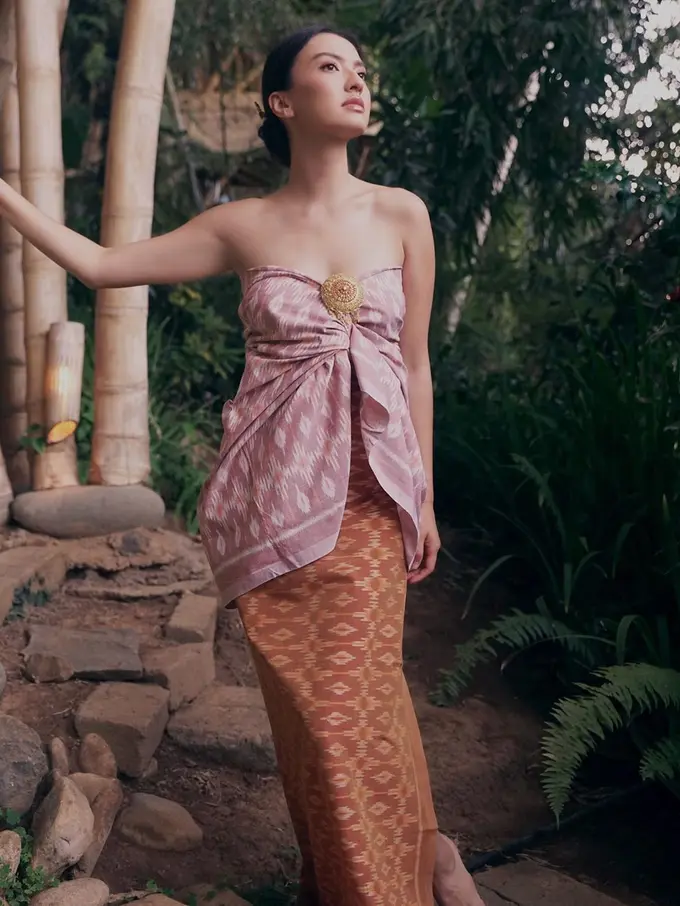 7 Gaya Raline Shah saat Lakukan Pemotretan dengan Kain Nusantara, Menawan