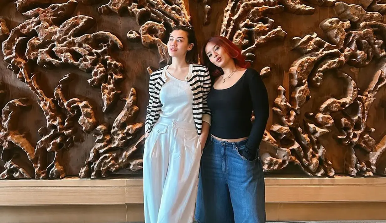 Tidak ikut acara lamaran Aaliyah dan Thariq, Zahwa tak sabar menyaksikan pernikahan adik tercintanya itu. Foto terbaru kebersamaan bareng Zahwa ini diunggah Aaliyah di Instagram, Zahwa membalasnya dengan ungkapan ‘I love you’. Meski jauh Amerika – Indonesia, namun kakak adik sering berbagi kabar, salah satunya dengan membuhkan komentar di postingan satu sama lainnya. (Liputan6.com/IG/@aaliyah.massaid)