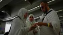 Umat Muslim menghitung kerikil sebelum melempar jumrah sebagai rangkaian ibadah haji di Mina, Arab Saudi, Rabu 27 Mei 2026. (AP Photo/Altaf Qadri)