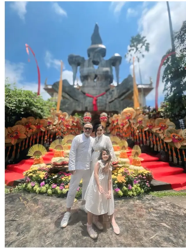 6 Potret Artis Hadiri Pernikahan Kakak Antonio Blanco di Bali, Ada Rionaldo Stokhorst