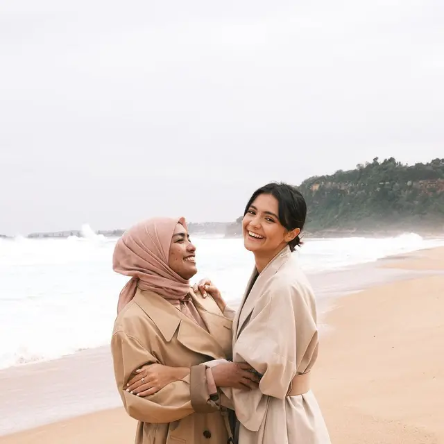 6 Potret Kebersamaan Amanda Rawles dan Sang Ibunda, Bak Kakak Adik
