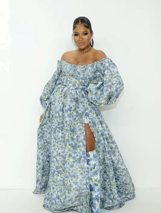 Keke Palmer tampil feminin dengan dress yang luar biasa cantik. Off-the-shoulder dress bercorak bunga dan bernuansa biru yang cantik ini memiliki detail lengan balon yang serasi dengan belt dan high bootsnya, merupakan rancangan Caroline Herrera yang disempurnakan dengan perhiasan dari Pasquale Bruni. Foto: W Magazine.