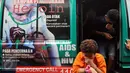 Para tersangka saat turun dari mobil saat akan rilis di Polda Metro Jaya, Jakarta, (2/2). Jajaran kepolisian mengamankan 135 orang tersangka, Di antaranya terdapat 5 orang WNA. (Liputan6.com/Helmi Afandi)