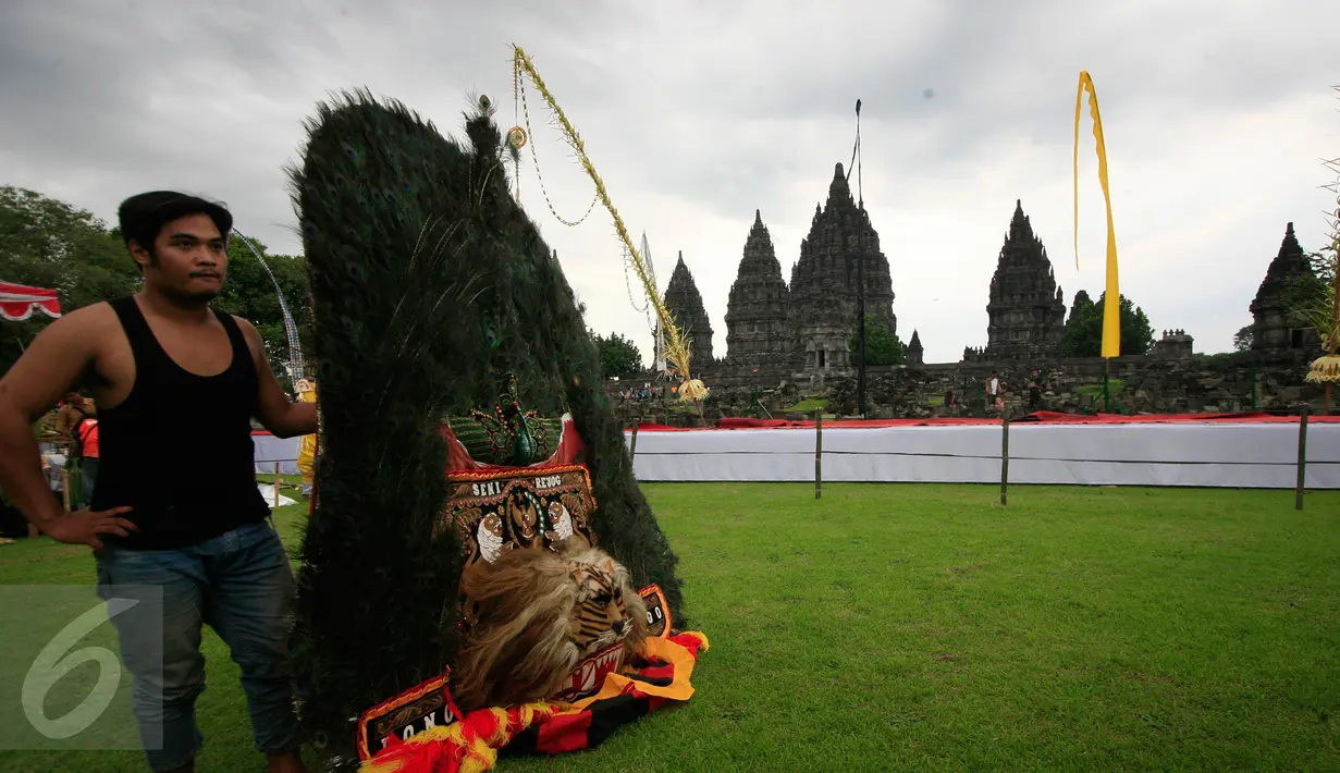 Seorang penari mempersiapkan diri berlatih menjelang upacara Tawur Agung Kesanga di Candi Prambanan, , Senin (7/3/2016). Tawur Agung Kesanga akan diselenggarakan 8 Maret, sehari sebelum perayaan Nyepi Tahun Baru Saka. (Foto: Boy Harjanto)
