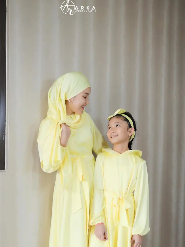 Ayu Ting Ting dan keluarga tampil dengan busana kuning dalam akikah Sumehra (Foto: Instagram @arka_photographyy via @ayutingting92)