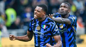 Pemain Inter Milan, Denzel Dumfries, melakukan selebrasi setelah mencetak gol ke gawang Juventus pada laga Liga Italia di Stadion Giuseppe Meazza, Minggu (27/10/2024). (AP Photo/Luca Bruno)