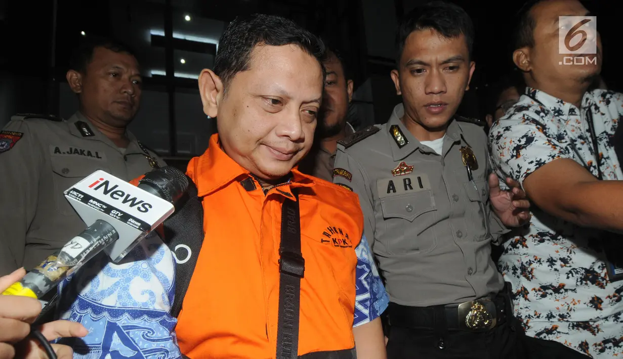 Pengusaha Doddy Wahyudi, penyuap Anggota DPR F-PDIP I Nyoman Dhamantra memakai rompi tahanan usai menjalani pemeriksaan di Gedung KPK, Jakarta, Jumat (9/8/2019). Doddy Wahyudi ditahan terkait suap izin impor bawang putih dari Kementan dan SPI dari Kemendag. (merdeka.com/Dwi Narwoko)