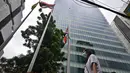 Bendera Inggris dikibarkan setengah tiang di depan konsulat Inggris setelah kematian Ratu Elizabeth II, di Bangkok pada 9 September 2022. Putra Ratu Elizabeth II, yakni Pangeran Charles menjadi raja setelah kematian sang Ratu, dan akan berganti gelar menjadi Raja Charles III. (Lillian SUWANRUMPHA / AFP)