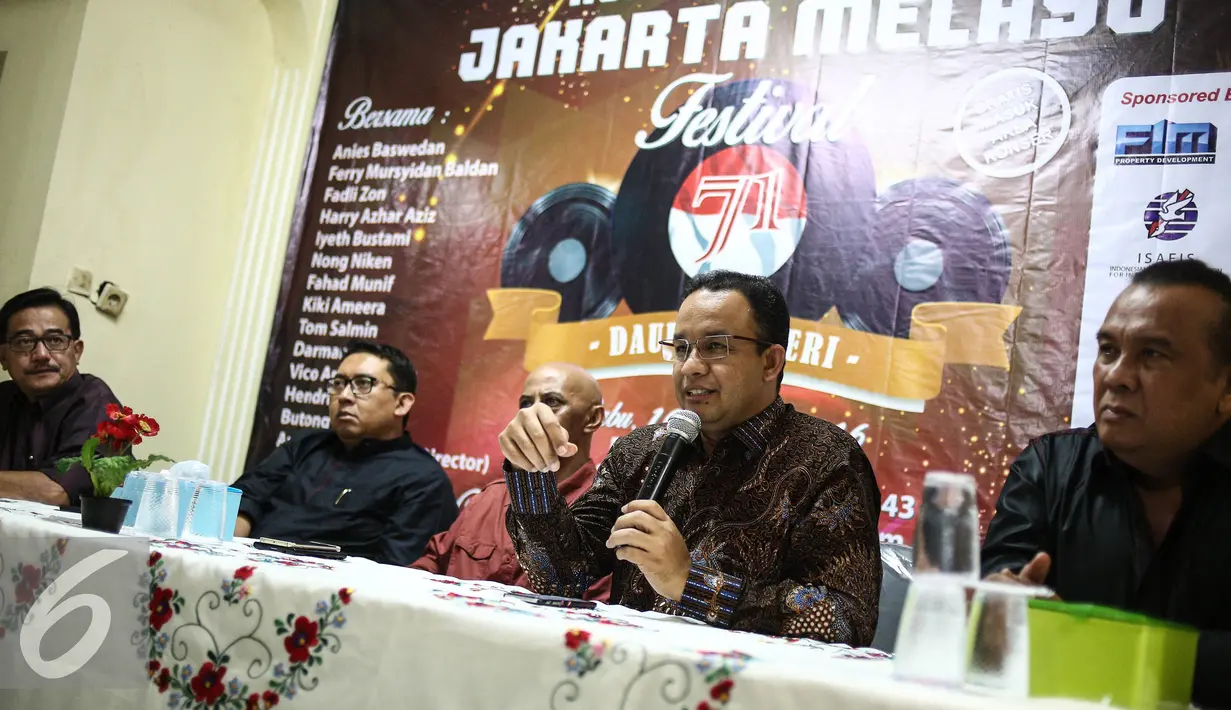 Mantan Mendikbud Anies Baswedan (kedua kanan) memberikan keterangan saat hadir dalam konferensi pers Konser Jakarta Melayu Festival di Jakarta, Rabu (10/8). (Liputan6.com/Faizal Fanani)